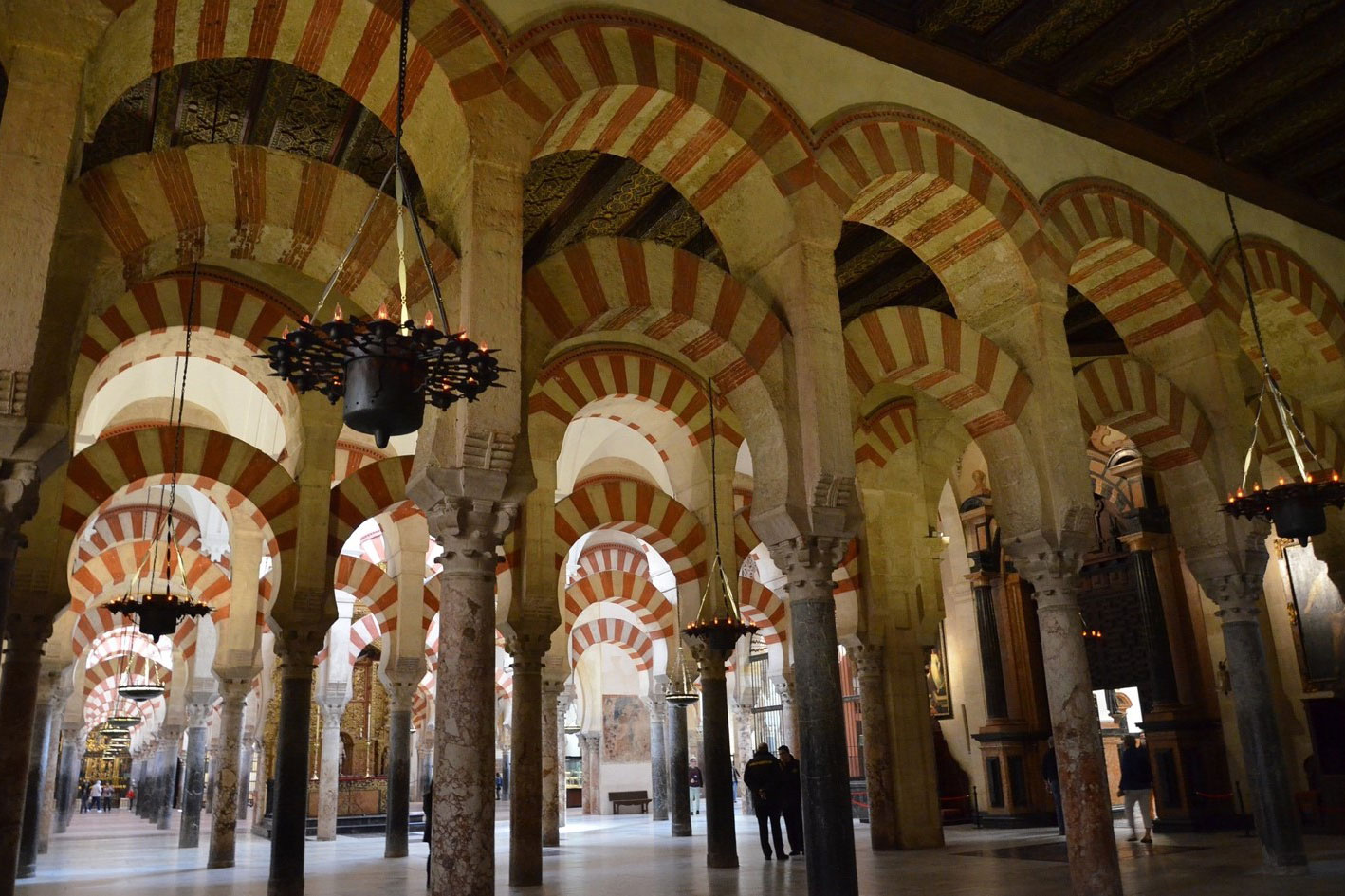 arches in a mosque illustrating the idea of Islamic financing